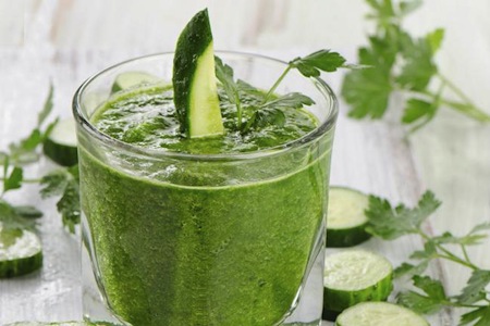 Jugo de piña, apio y pepino para perder peso